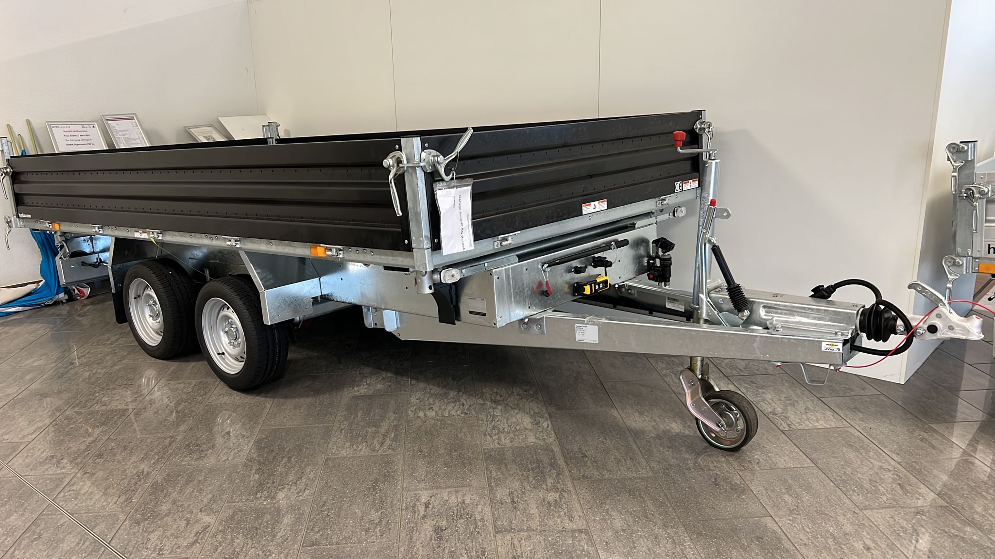 Humbaur HTK 3500.37 mit E-Pumpe (KOM3) Humbaur HTK 3500.37 mit E-Pumpe (KOM3)